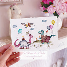 Charger l&#39;image dans la galerie, Carte illustrée à l&#39;aquarelle sur le thème des dinosaures et du goûter d&#39;anniversaire. Format A6 carte postale. Enveloppe offerte sur simple demande.
