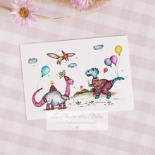 Charger l&#39;image dans la galerie, Carte illustrée à l&#39;aquarelle sur le thème des dinosaures et du goûter d&#39;anniversaire. Format A6 carte postale. Enveloppe offerte sur simple demande.
